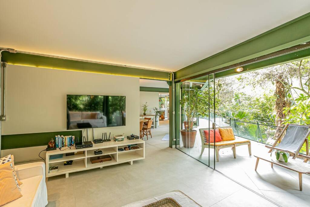 Casa espetacular e completa no condomínio Iporanga