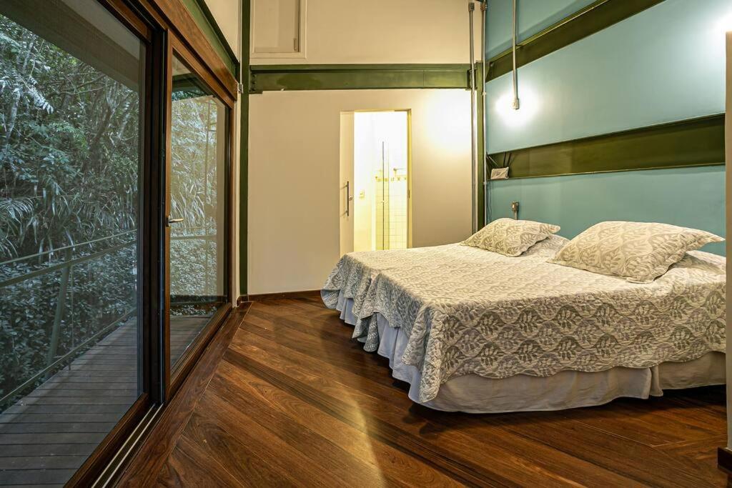 Casa espetacular e completa no condomínio Iporanga