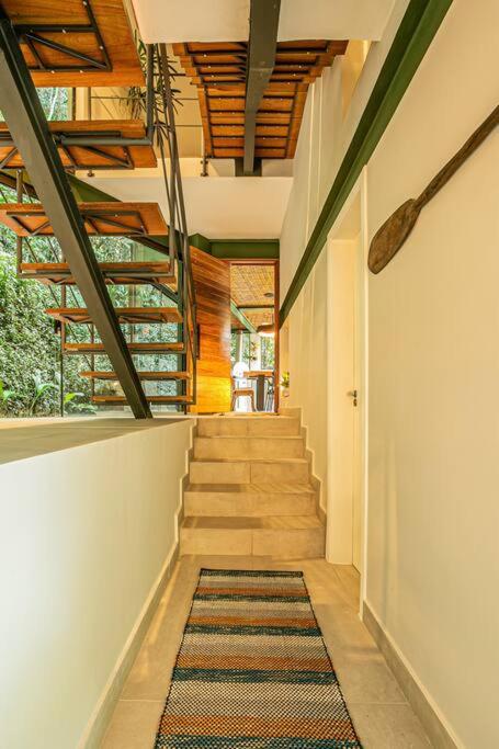 Casa espetacular e completa no condomínio Iporanga