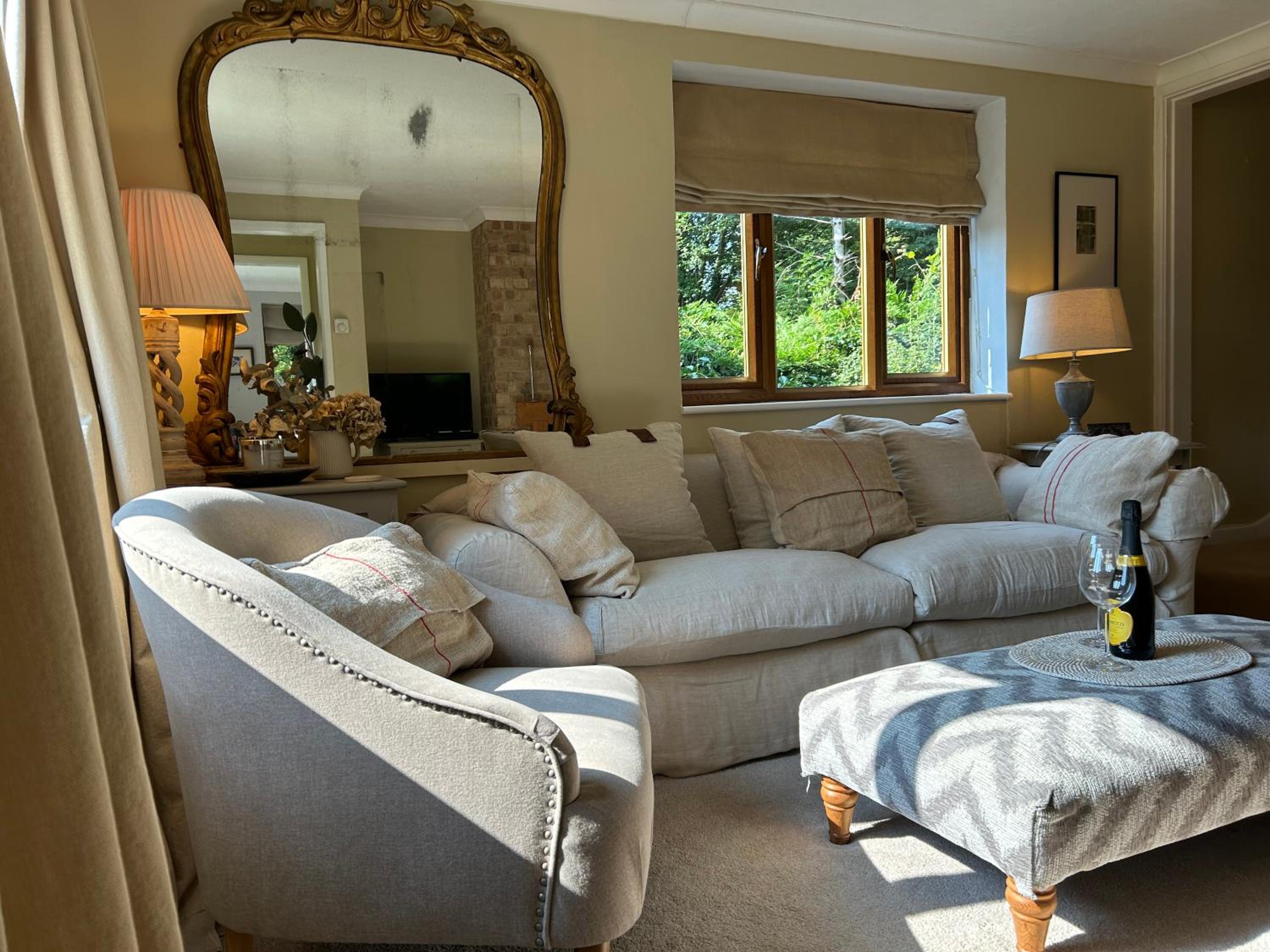 Oak Crest, 2 bedrooms, log fire, scenic views near Chapel Down view 2