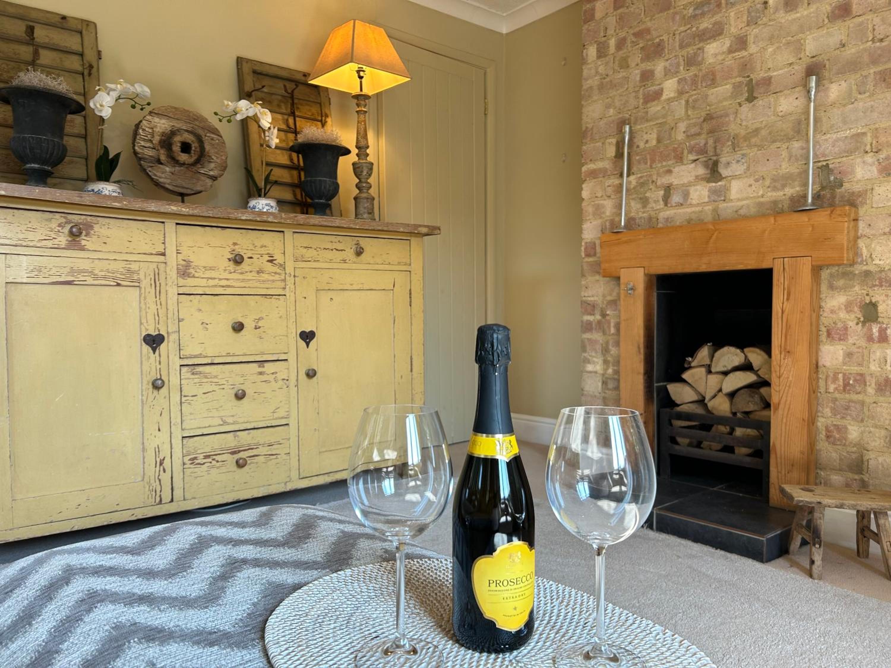 Oak Crest, 2 bedrooms, log fire, scenic views near Chapel Down view 3
