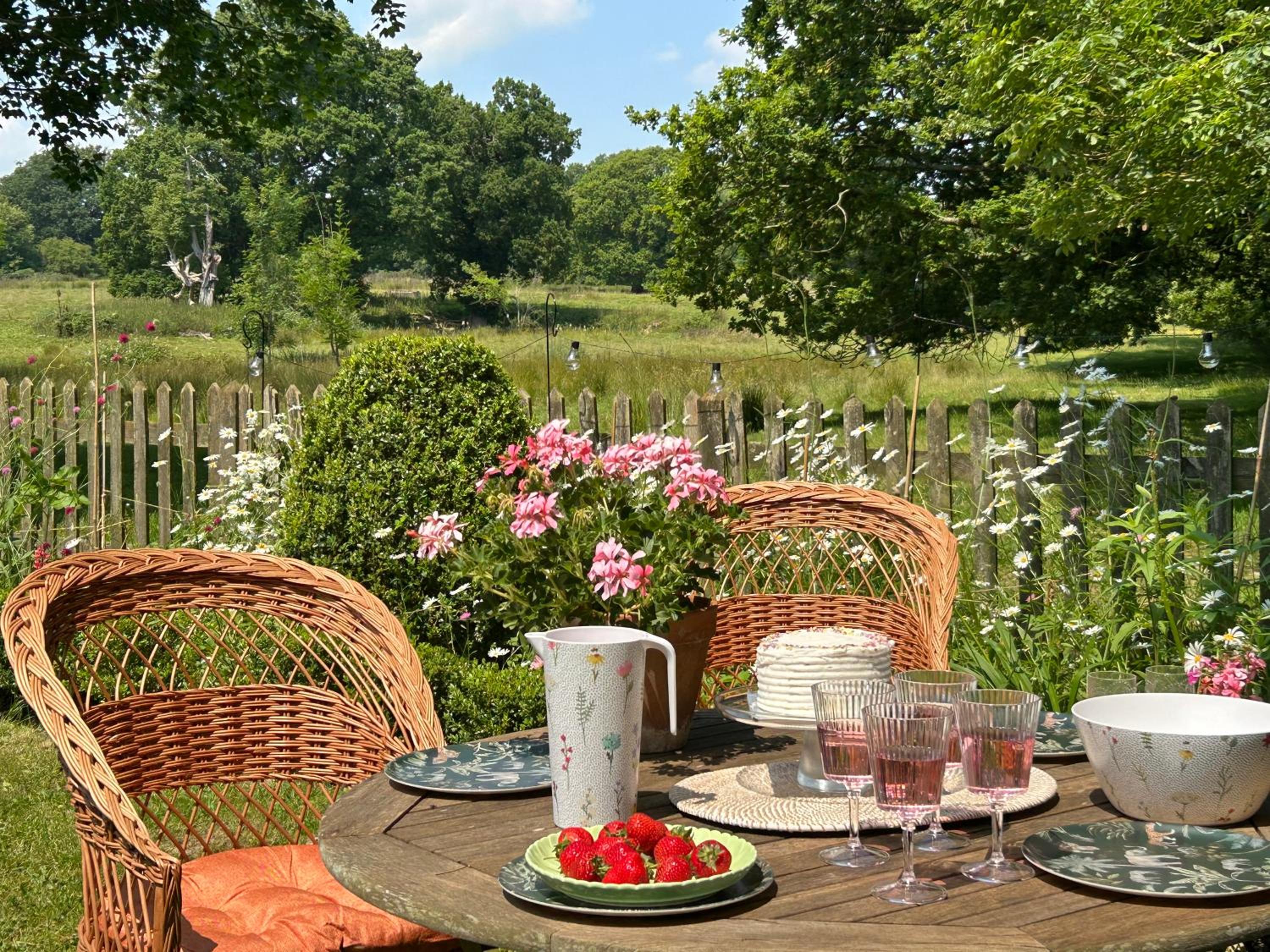 Oak Crest, 2 bedrooms, log fire, scenic views near Chapel Down view 5