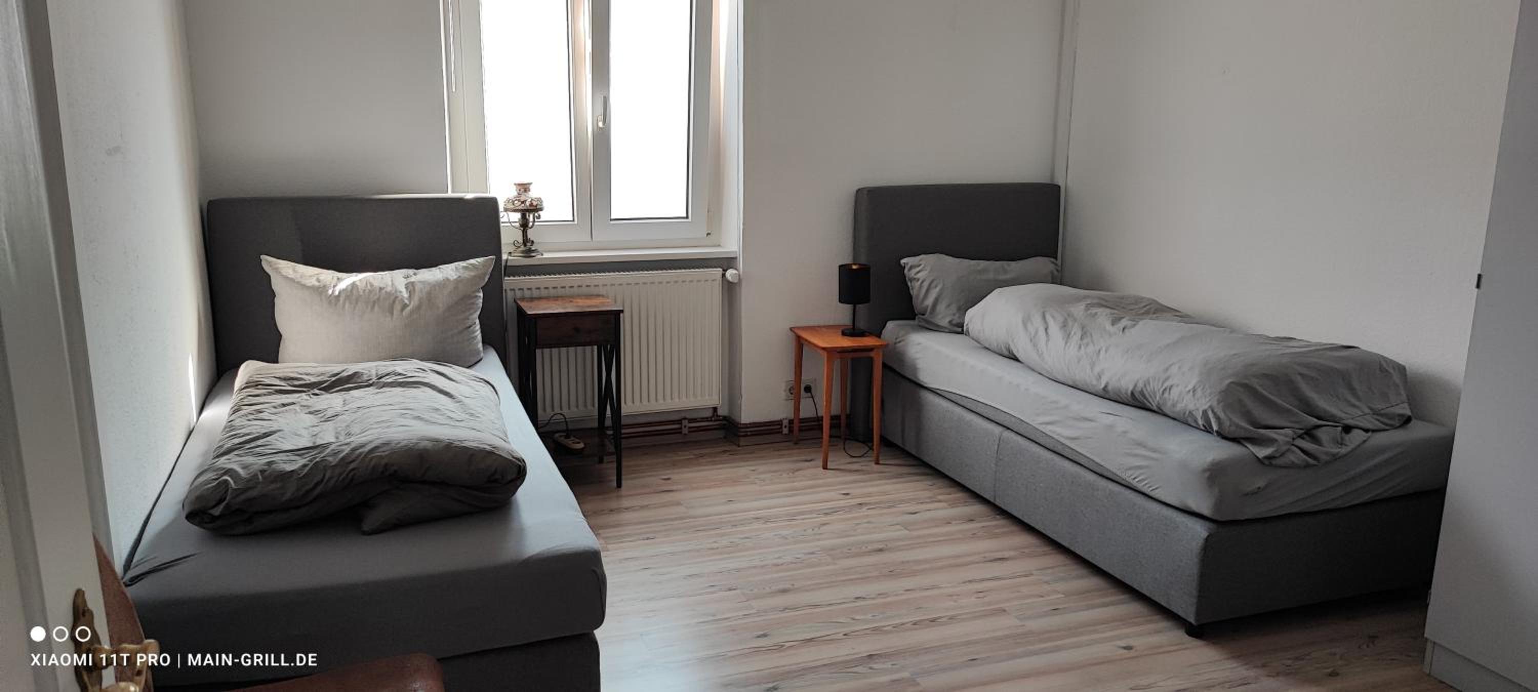 Große Monteurwohnung André bei Würzburg bis 6 Personen mit eigenen gratis Parklätzen und Grill und WLAN 3x Schlafzimmer - nur Einzelbetten view 2