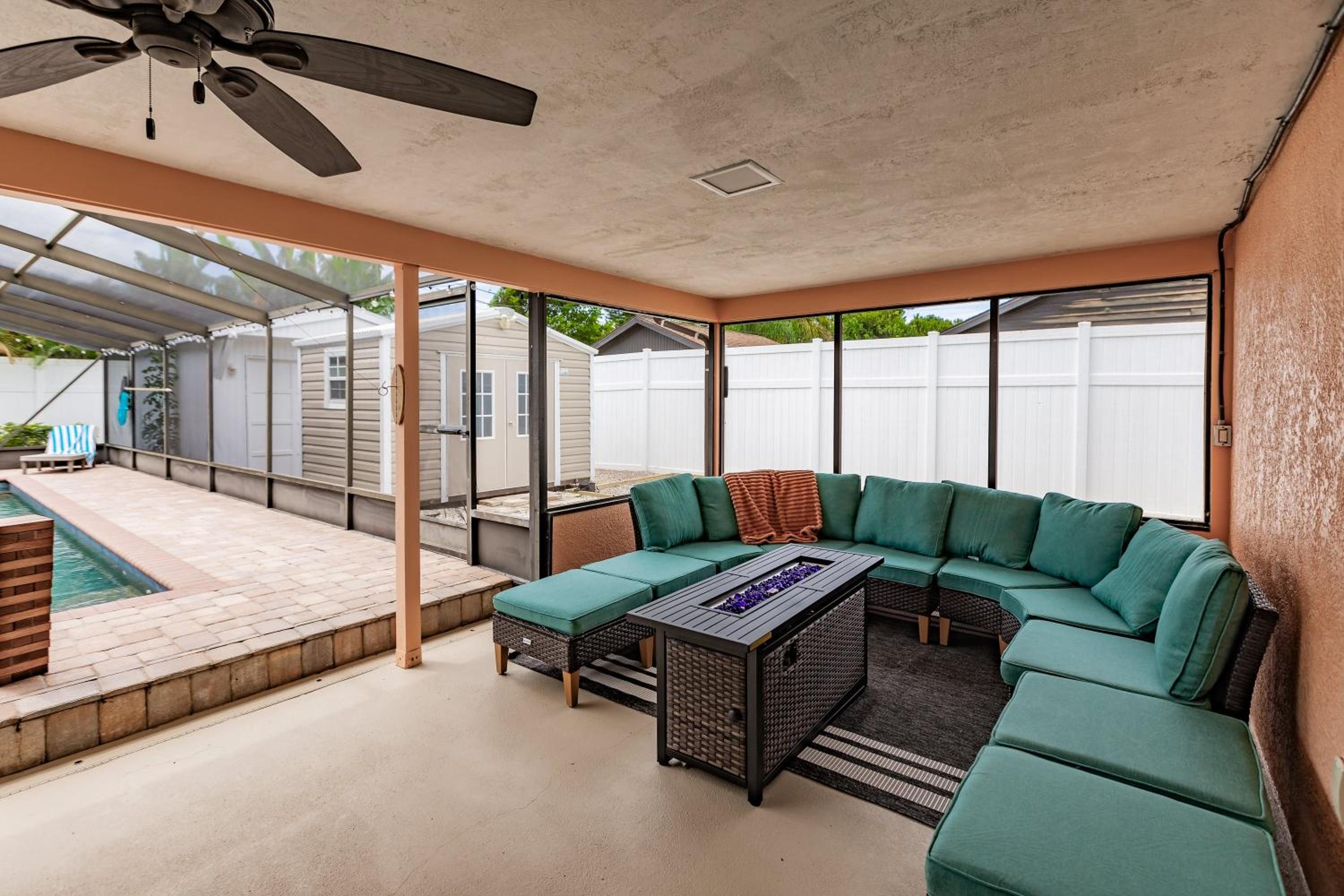 Grinning Gecko 4Bdr3Bath NEW Pool House, Heated Salt Pool, Indoor-Outdoor Kitchen and Fireplaces, Putting Green, Bocce Court-Within 6 miles of AMI