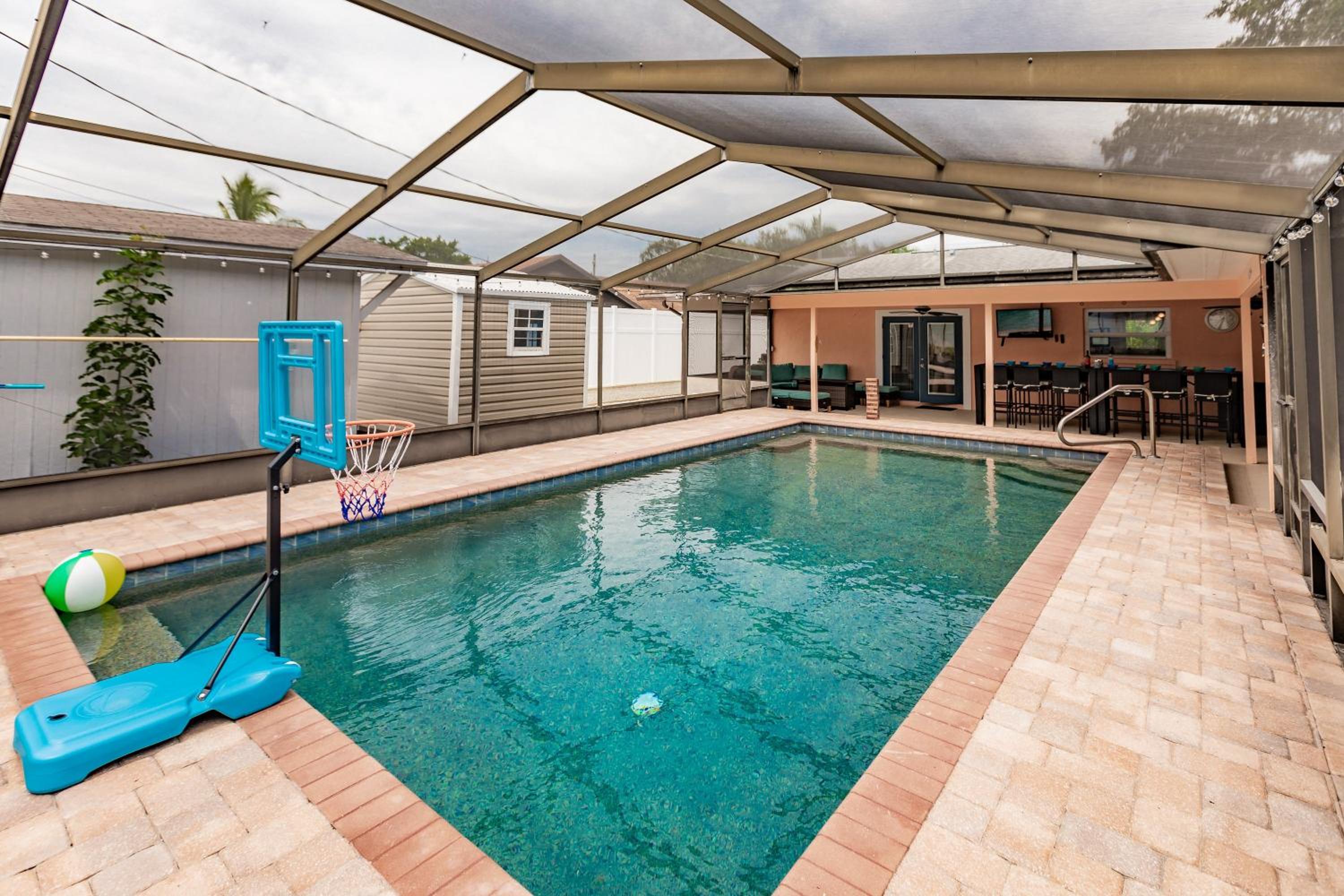 Grinning Gecko 4Bdr3Bath NEW Pool House, Heated Salt Pool, Indoor-Outdoor Kitchen and Fireplaces, Putting Green, Bocce Court-Within 6 miles of AMI