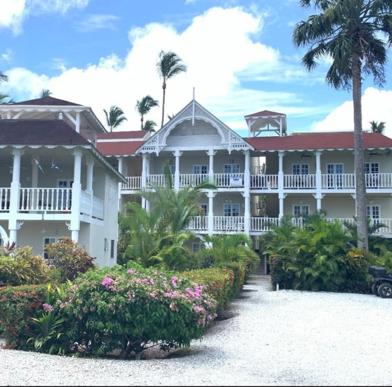 Beachfront Unit with Stunning Sunsets and Starlink Internet !