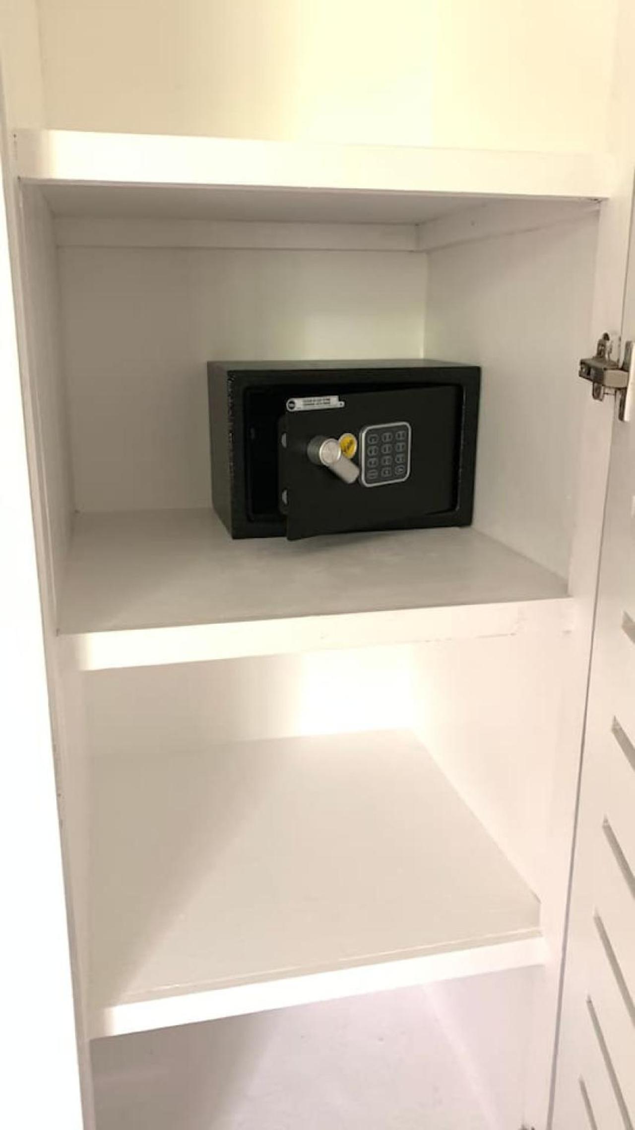 Beachfront Unit with Stunning Sunsets and Starlink Internet !
