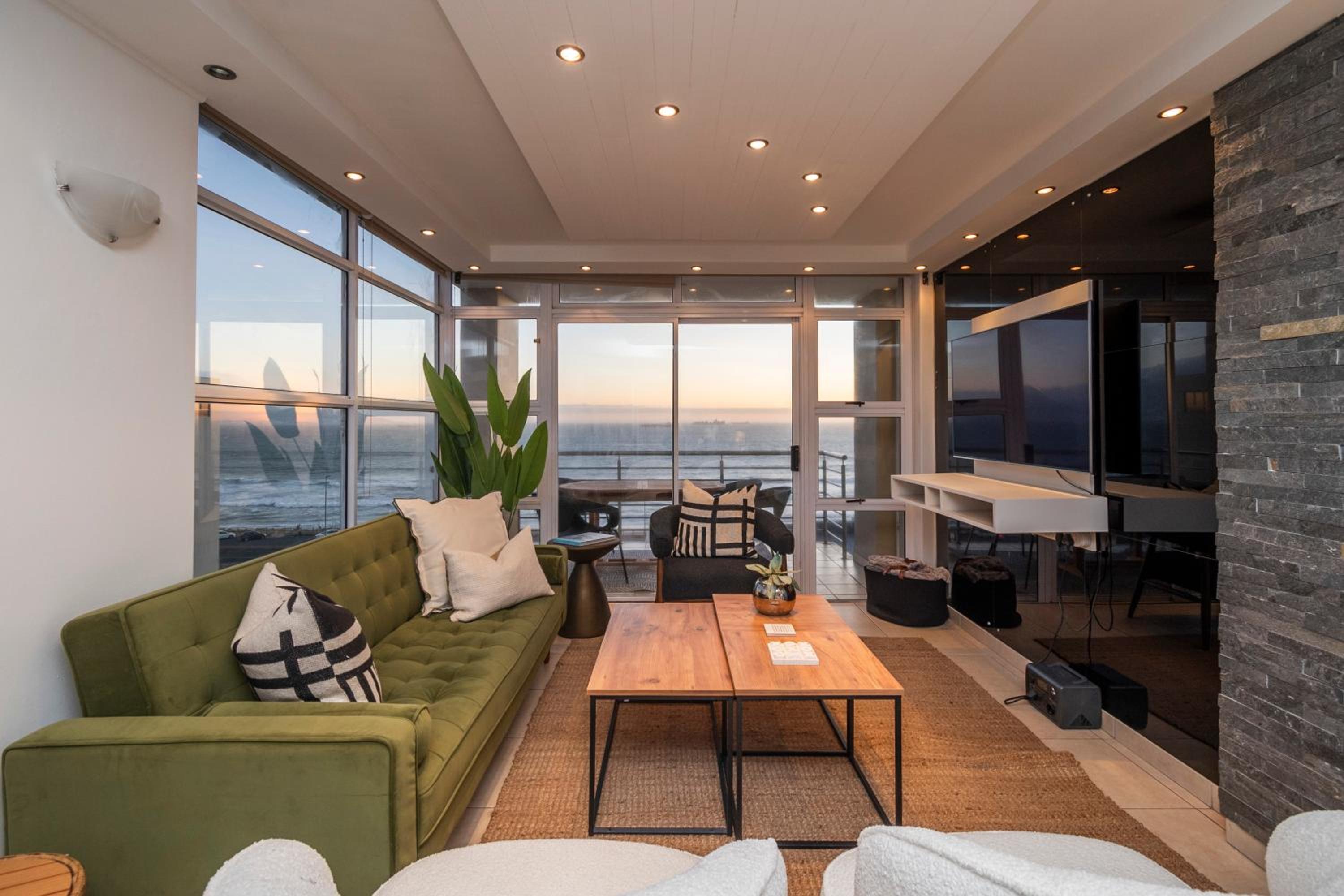 Stylish Sunlit Ocean View Oasis!