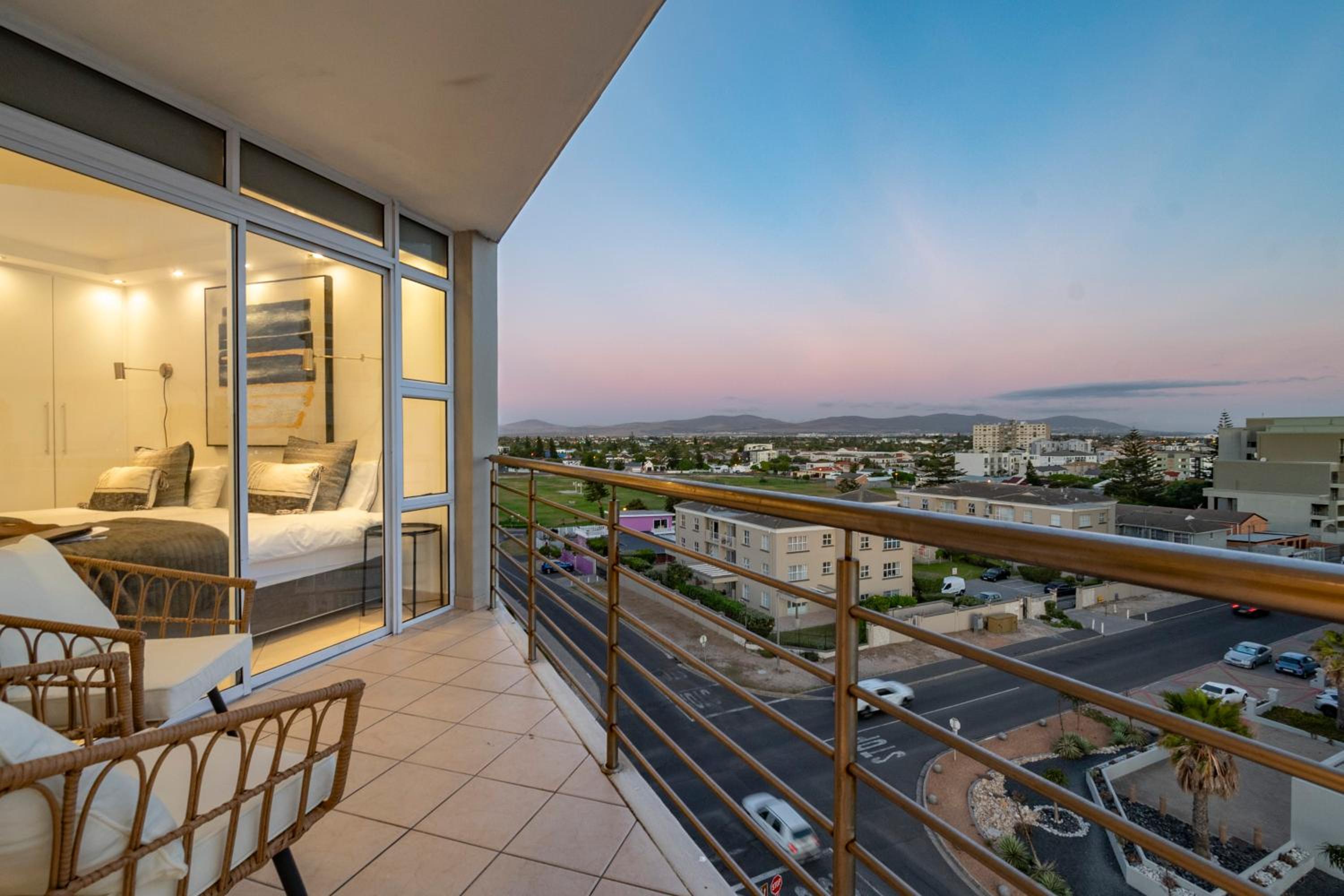 Stylish Sunlit Ocean View Oasis!