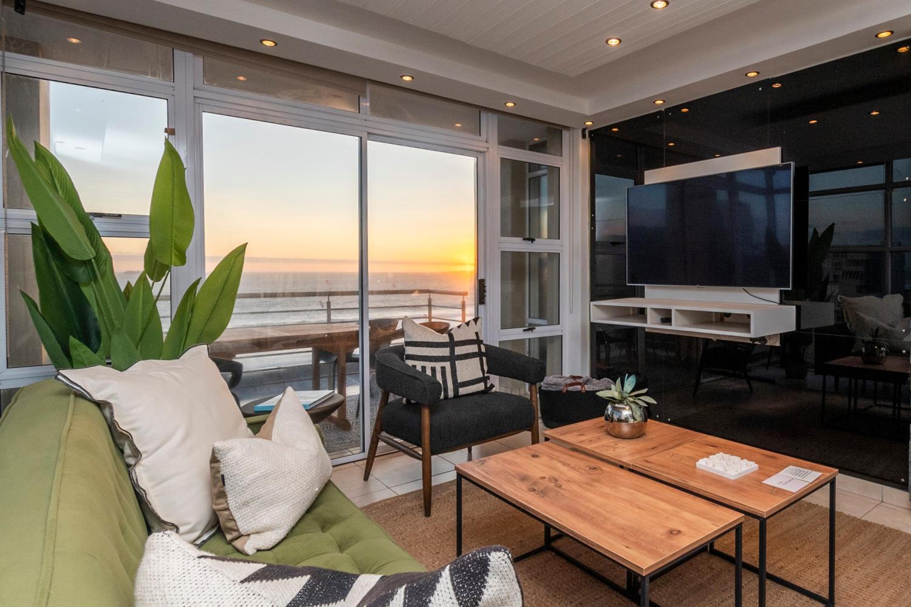 Stylish Sunlit Ocean View Oasis!