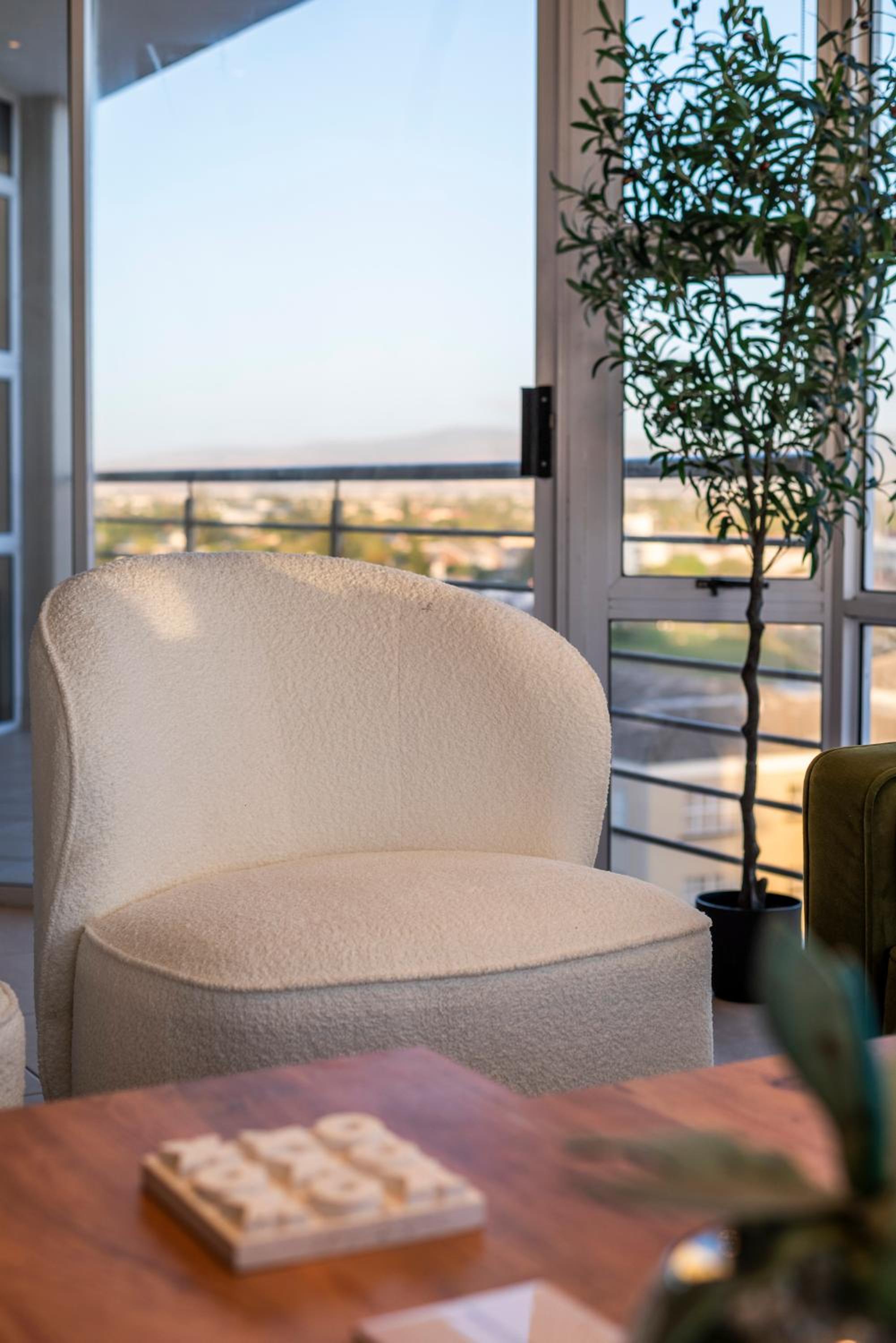 Stylish Sunlit Ocean View Oasis!