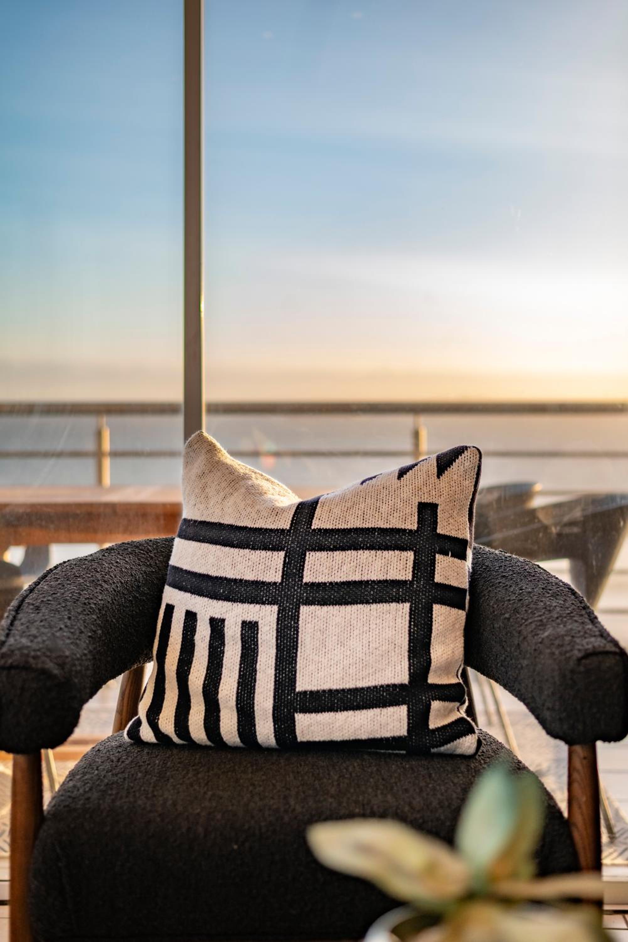 Stylish Sunlit Ocean View Oasis!