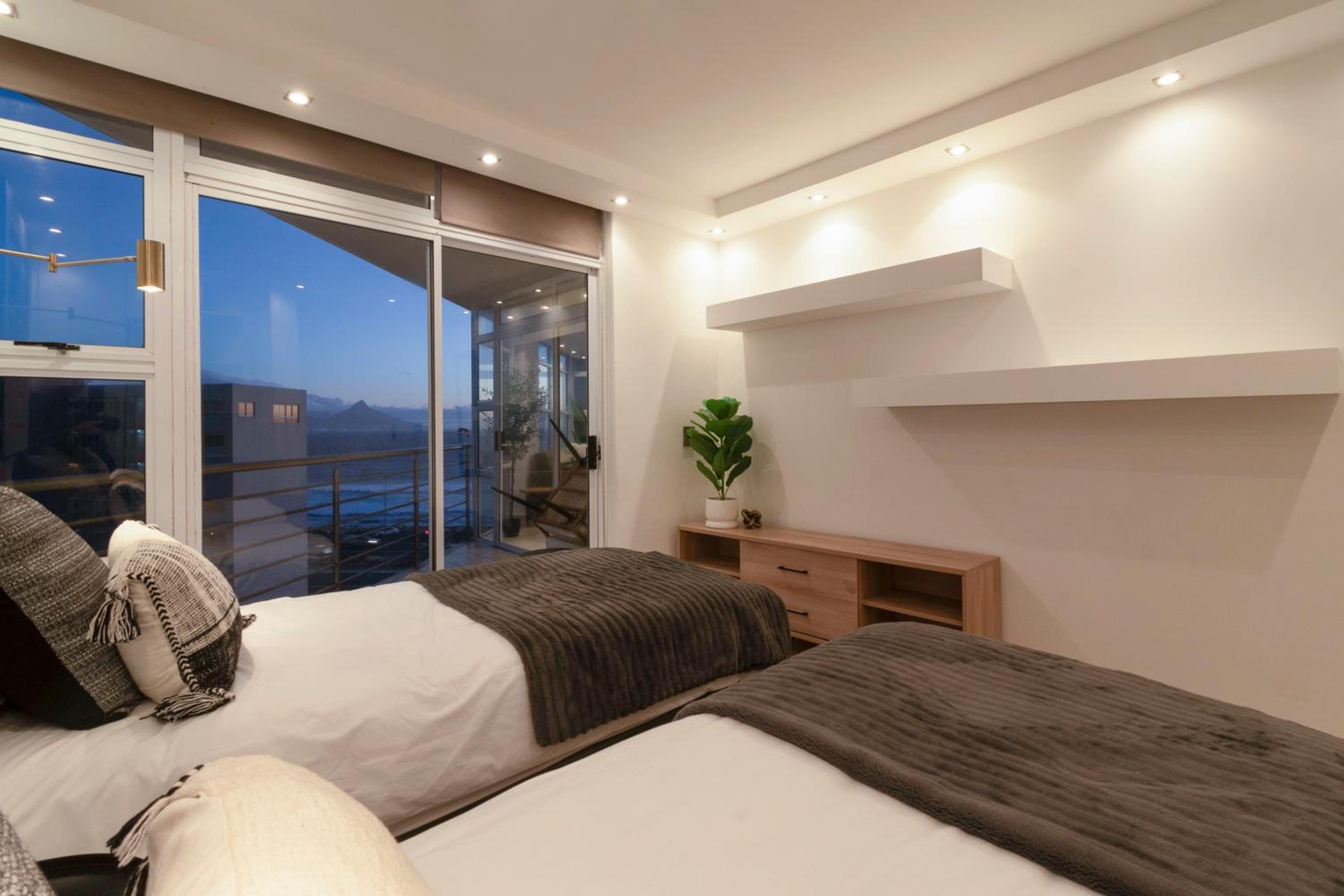 Stylish Sunlit Ocean View Oasis!