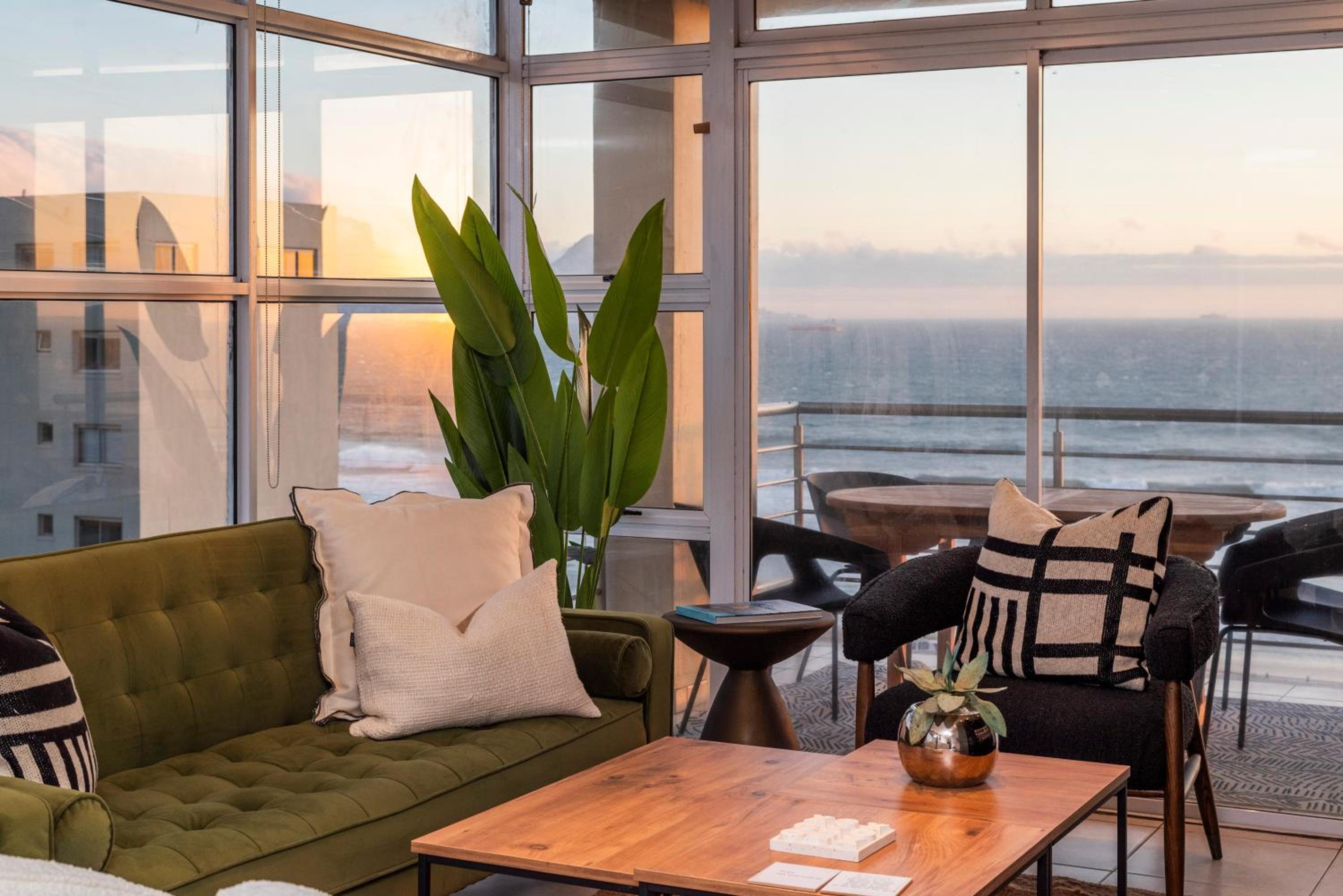 Stylish Sunlit Ocean View Oasis!