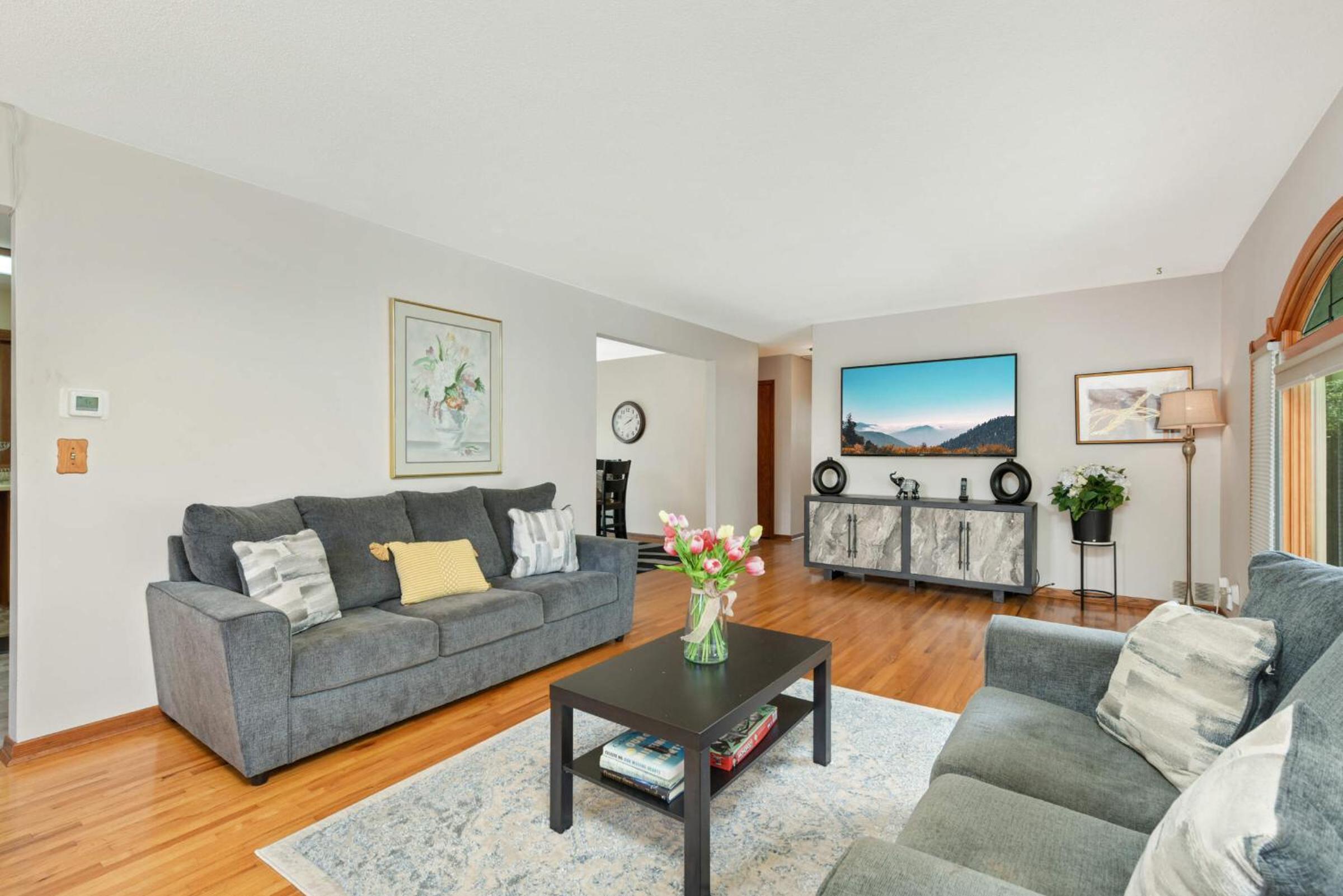 Cottage Grove Haven, Spacious 4-Bed, 3 Baths Retreat