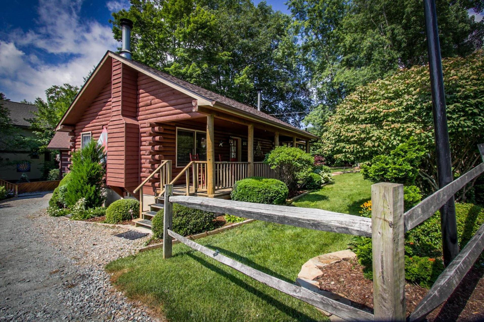 Hotel Mountainaire Inn and Log Cabins