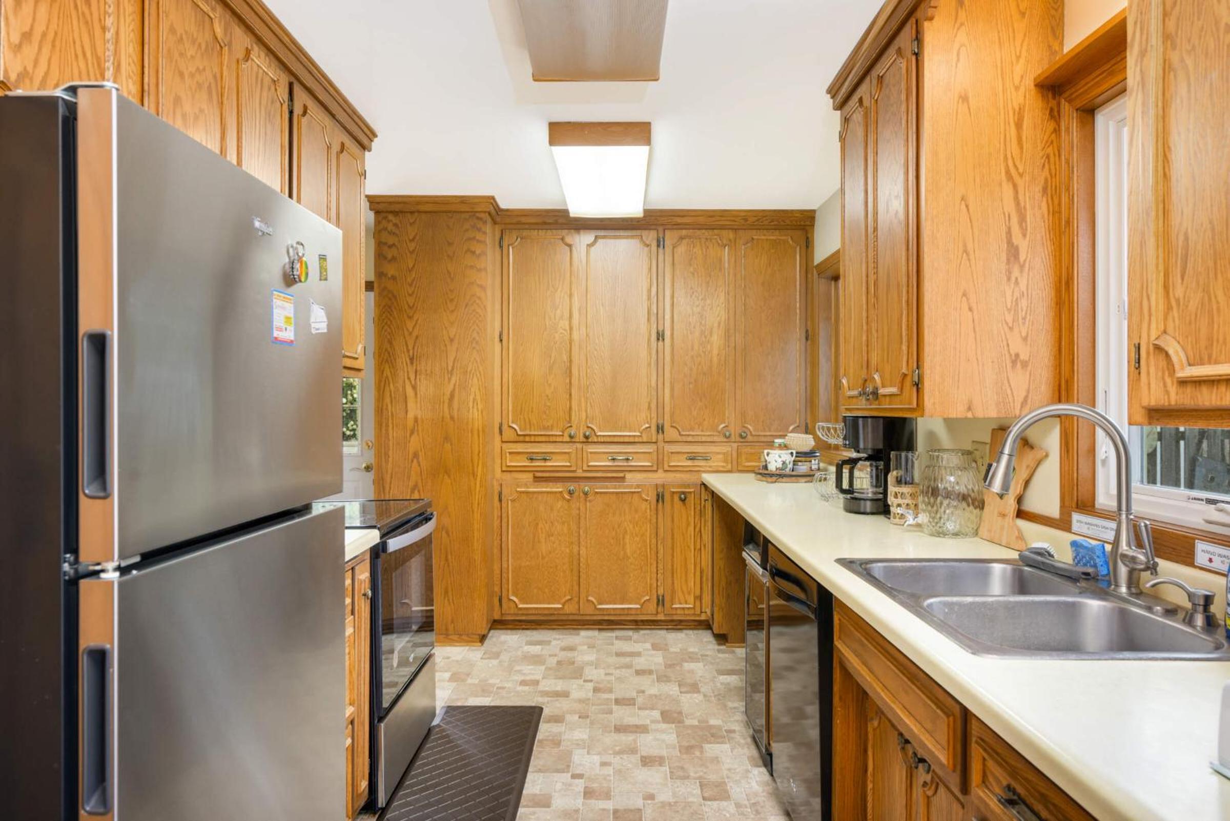 Cottage Grove Haven, Spacious 4-Bed, 3 Baths Retreat