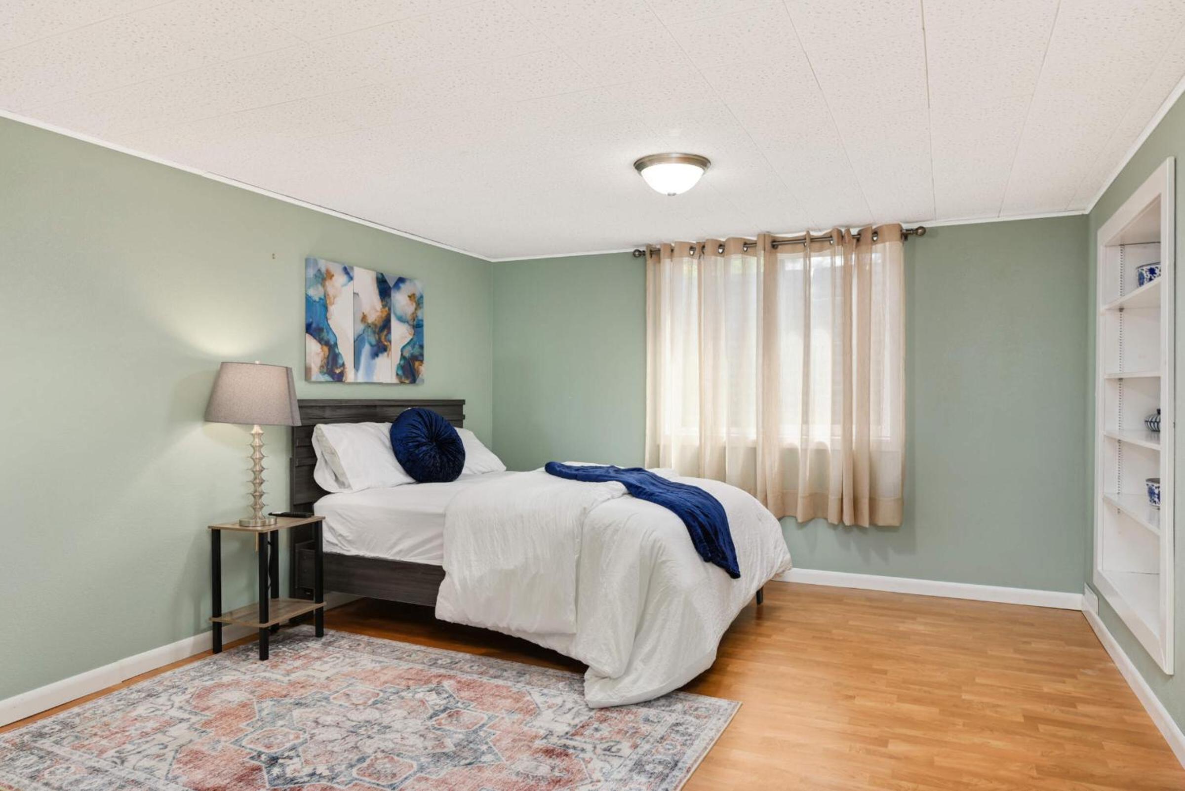 Cottage Grove Haven, Spacious 4-Bed, 3 Baths Retreat