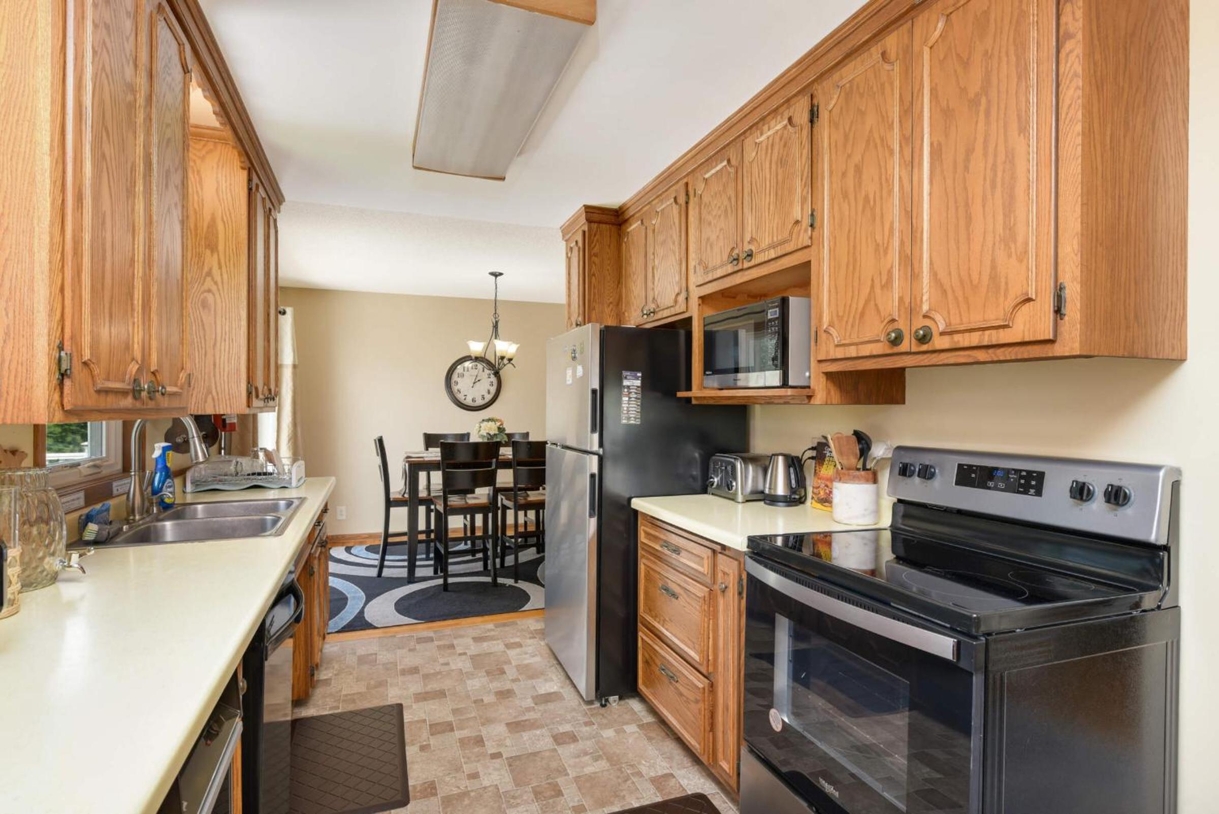 Cottage Grove Haven, Spacious 4-Bed, 3 Baths Retreat, photo 26