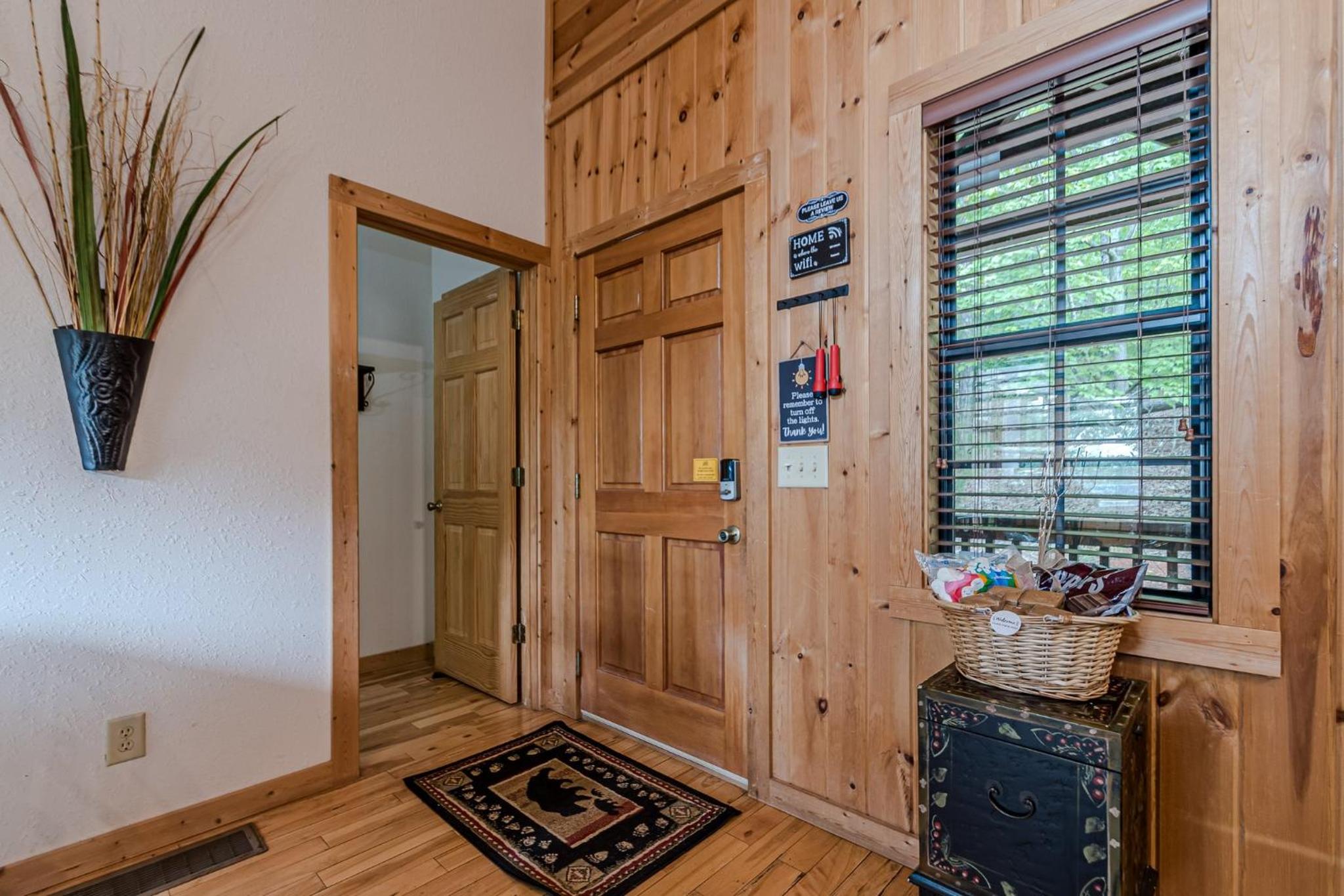 ROMANTIC TIP TOP hideaway, ONE NIGHT WORLD CUP WATCH PARTY GETAWAY, HELEN WATER TUBING 10 MIN DRIVE, HELEN WATER TUBING 10 MIN DRIVE view 5
