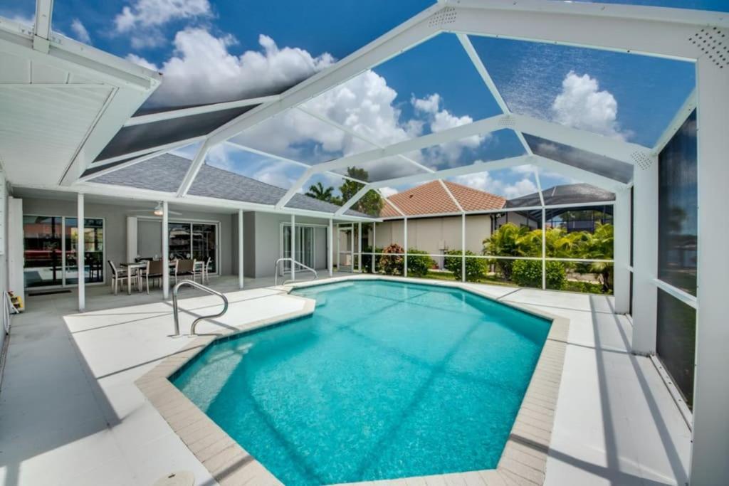 Villa Sunset Avenue by CoralVilla-modern, pool table