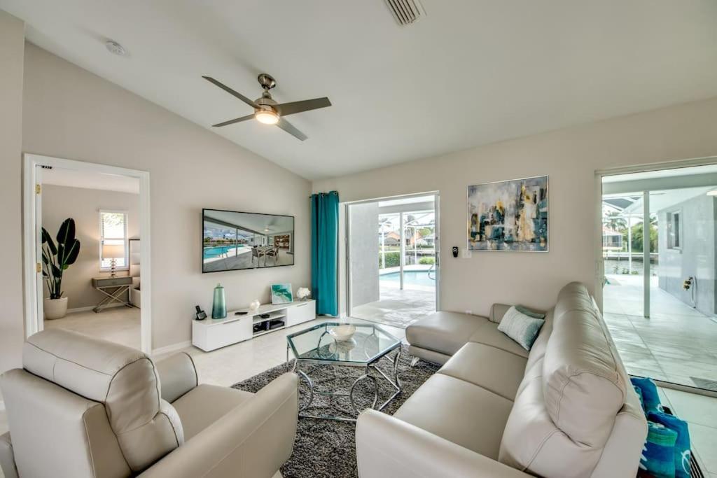 Villa Sunset Avenue by CoralVilla-modern, pool table
