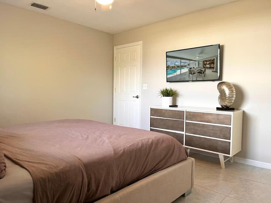 Villa Sunset Avenue by CoralVilla-modern, pool table