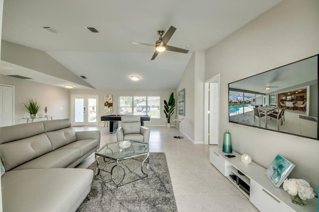 Villa Sunset Avenue by CoralVilla-modern, pool table