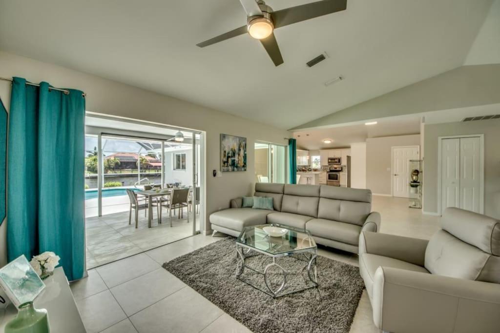 Villa Sunset Avenue by CoralVilla-modern, pool table