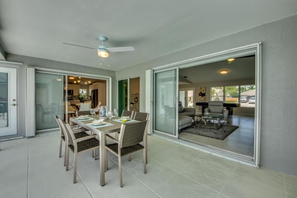 Villa Sunset Avenue by CoralVilla-modern, pool table
