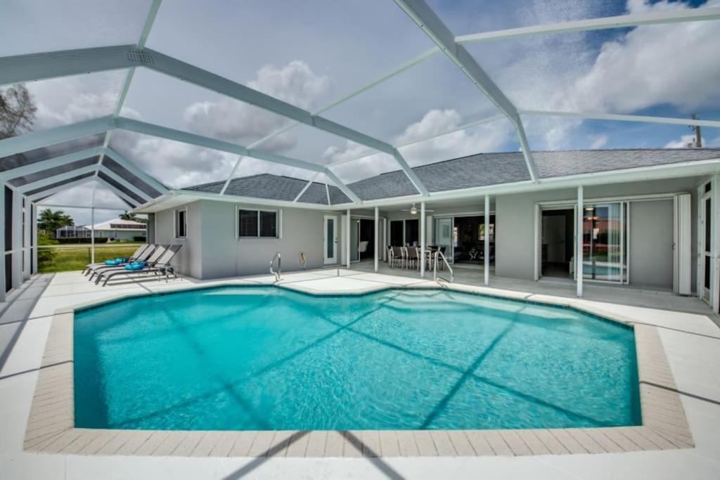 Villa Sunset Avenue by CoralVilla-modern, pool table