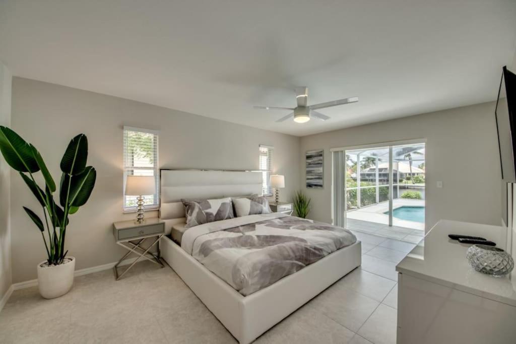 Villa Sunset Avenue by CoralVilla-modern, pool table