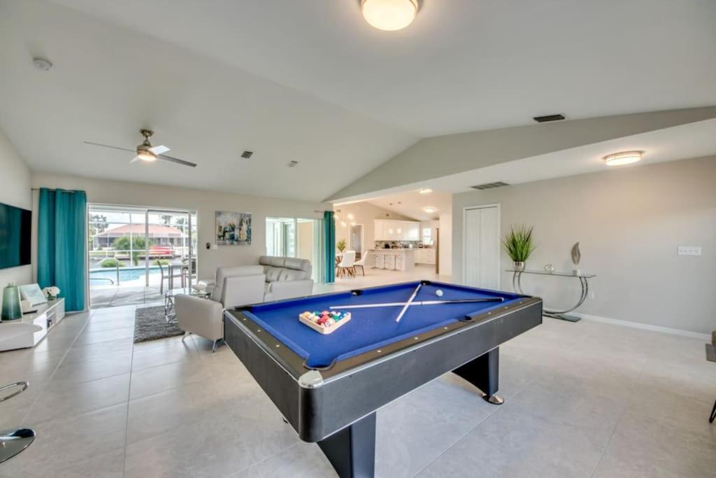 Villa Sunset Avenue by CoralVilla-modern, pool table