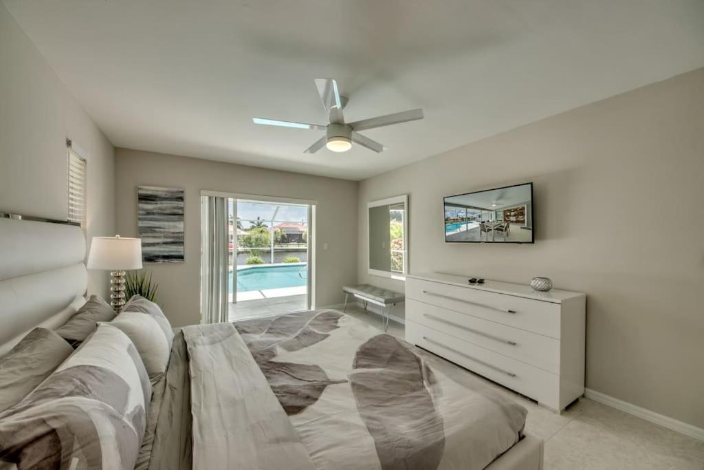 Villa Sunset Avenue by CoralVilla-modern, pool table