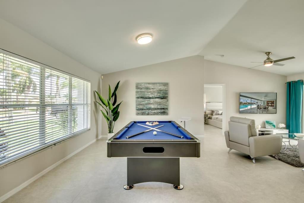 Villa Sunset Avenue by CoralVilla-modern, pool table