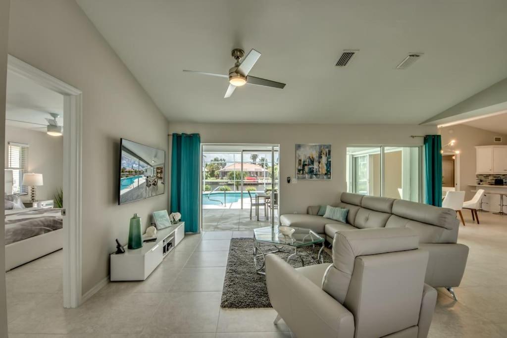 Villa Sunset Avenue by CoralVilla-modern, pool table