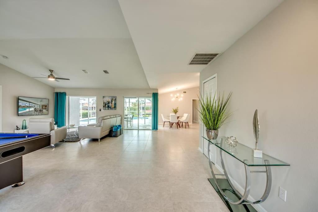 Villa Sunset Avenue by CoralVilla-modern, pool table
