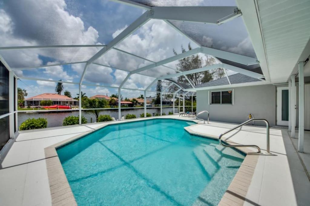 Villa Sunset Avenue by CoralVilla-modern, pool table