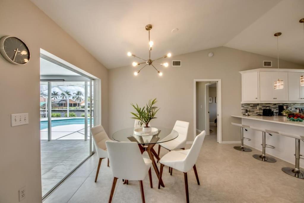 Villa Sunset Avenue by CoralVilla-modern, pool table