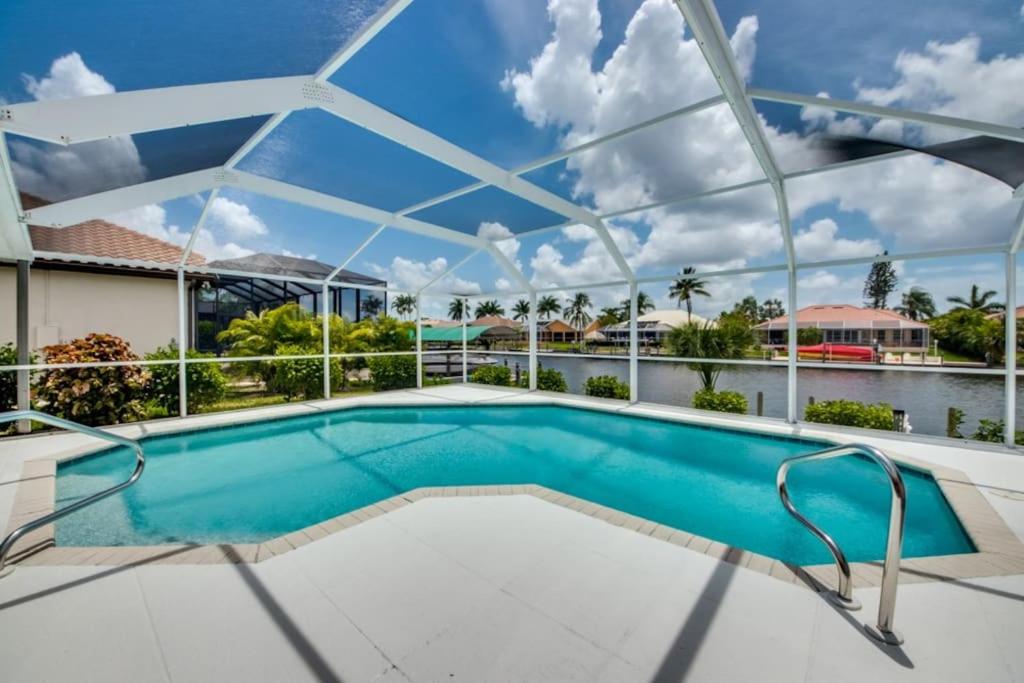 Villa Sunset Avenue by CoralVilla-modern, pool table