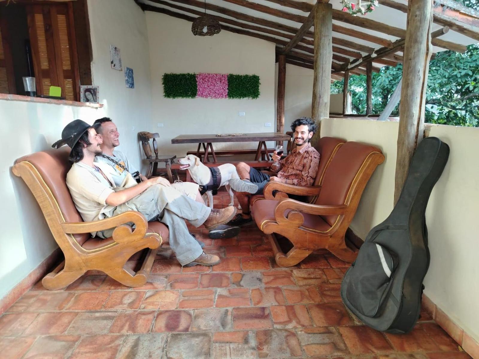 Hostal Baraloma Cerca Al Parque, Con Parqueadero Privado