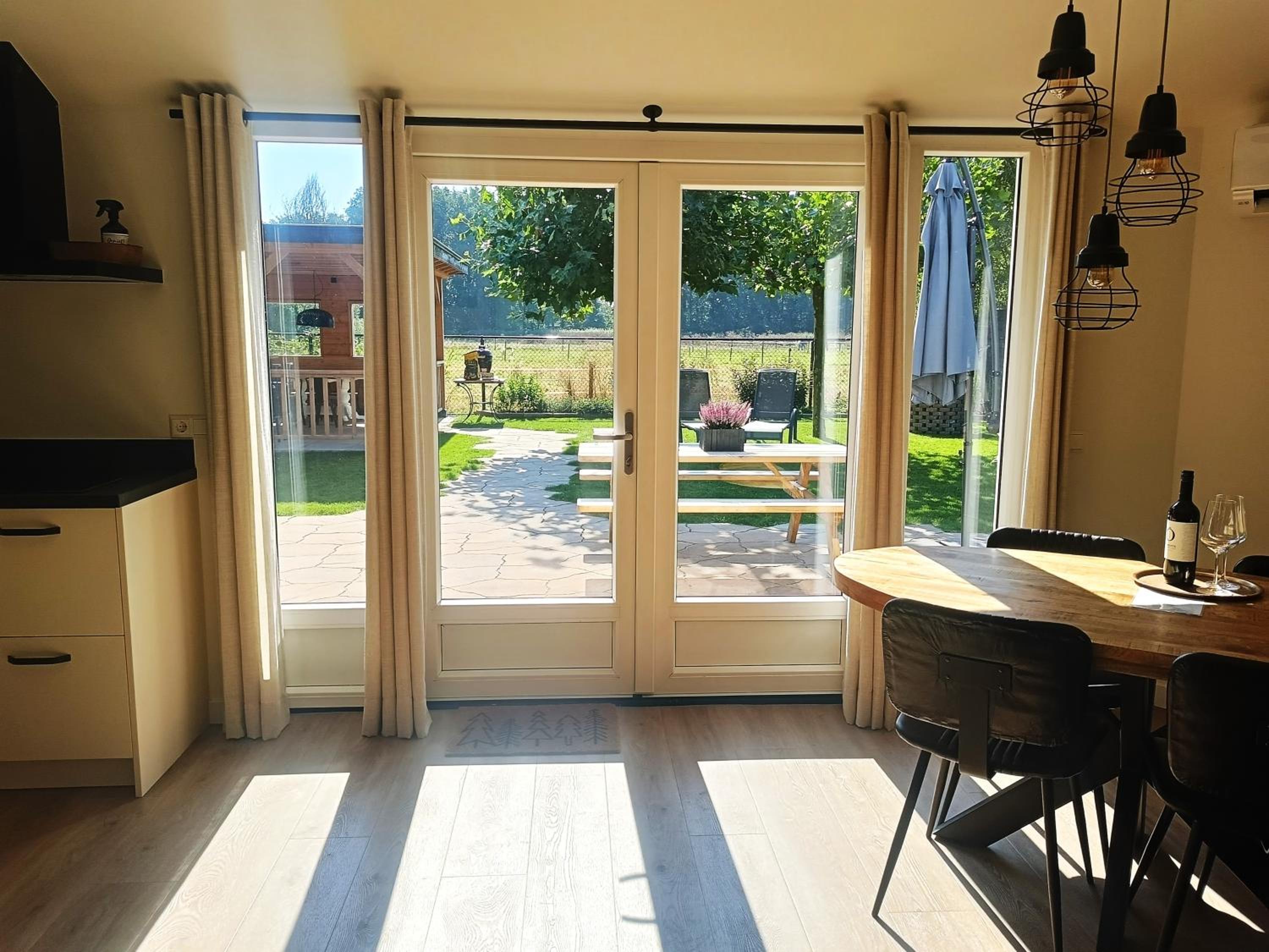 "Huisje op de Veluwe" met privé Jacuzzi en Bar! view 4