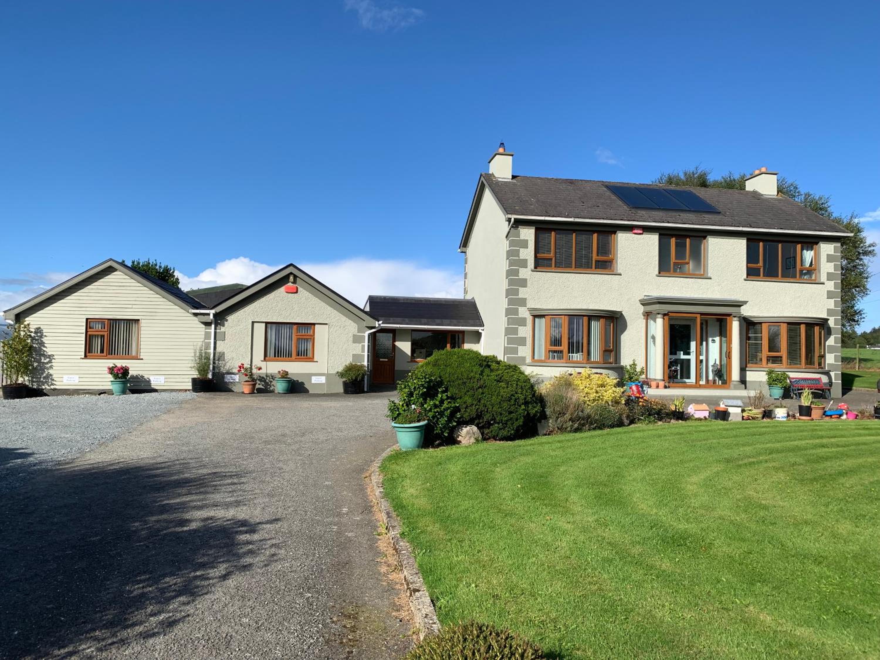 Carrigadaggen Lodge 2 king bed Apartment - Spacious & Comfy! view 4