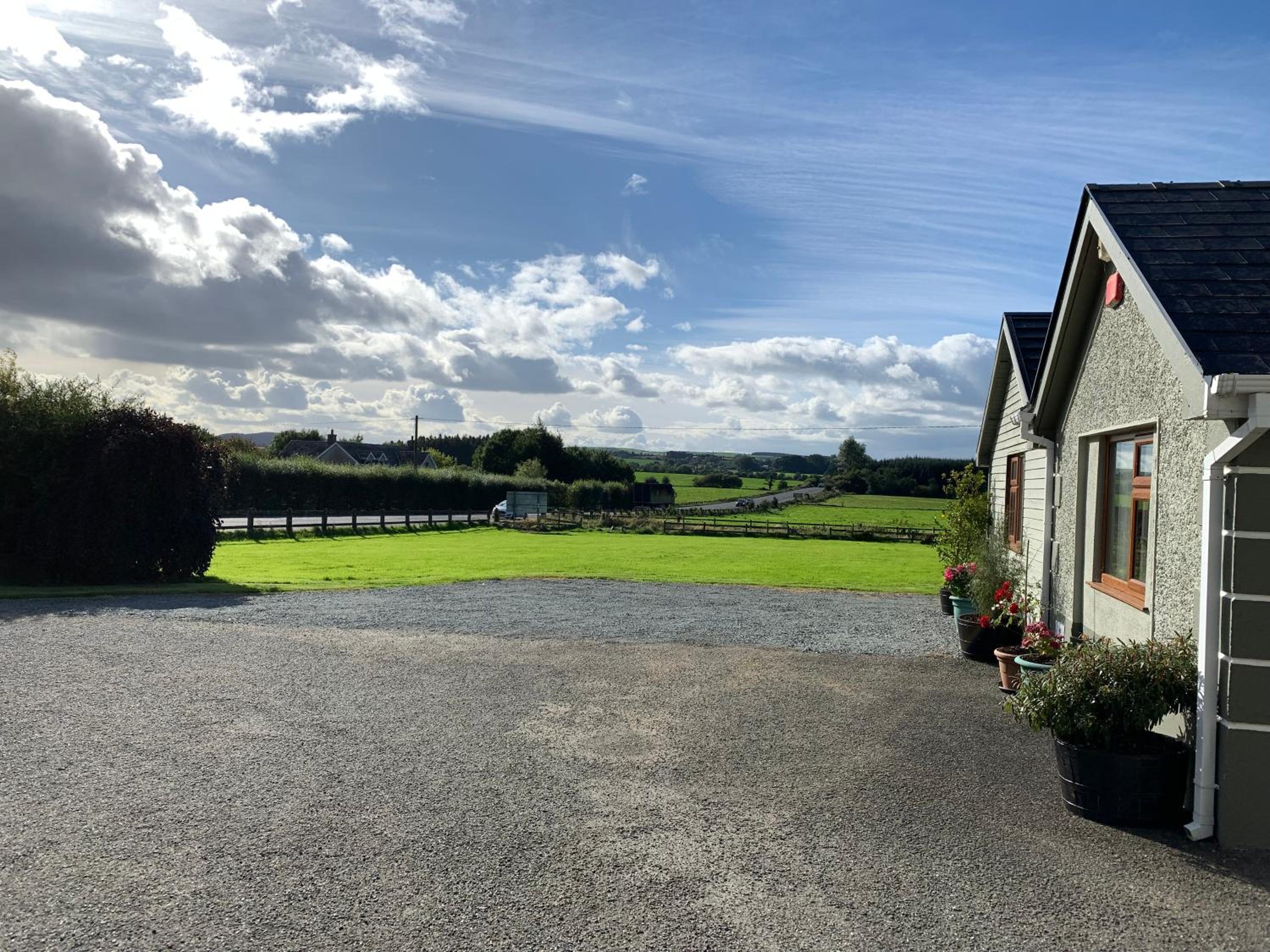 Carrigadaggen Lodge 2 king bed Apartment - Spacious & Comfy! view 5