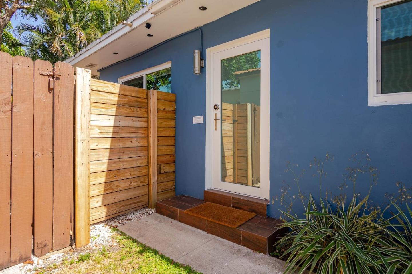 Private Studio Retreat Patio Near Beach