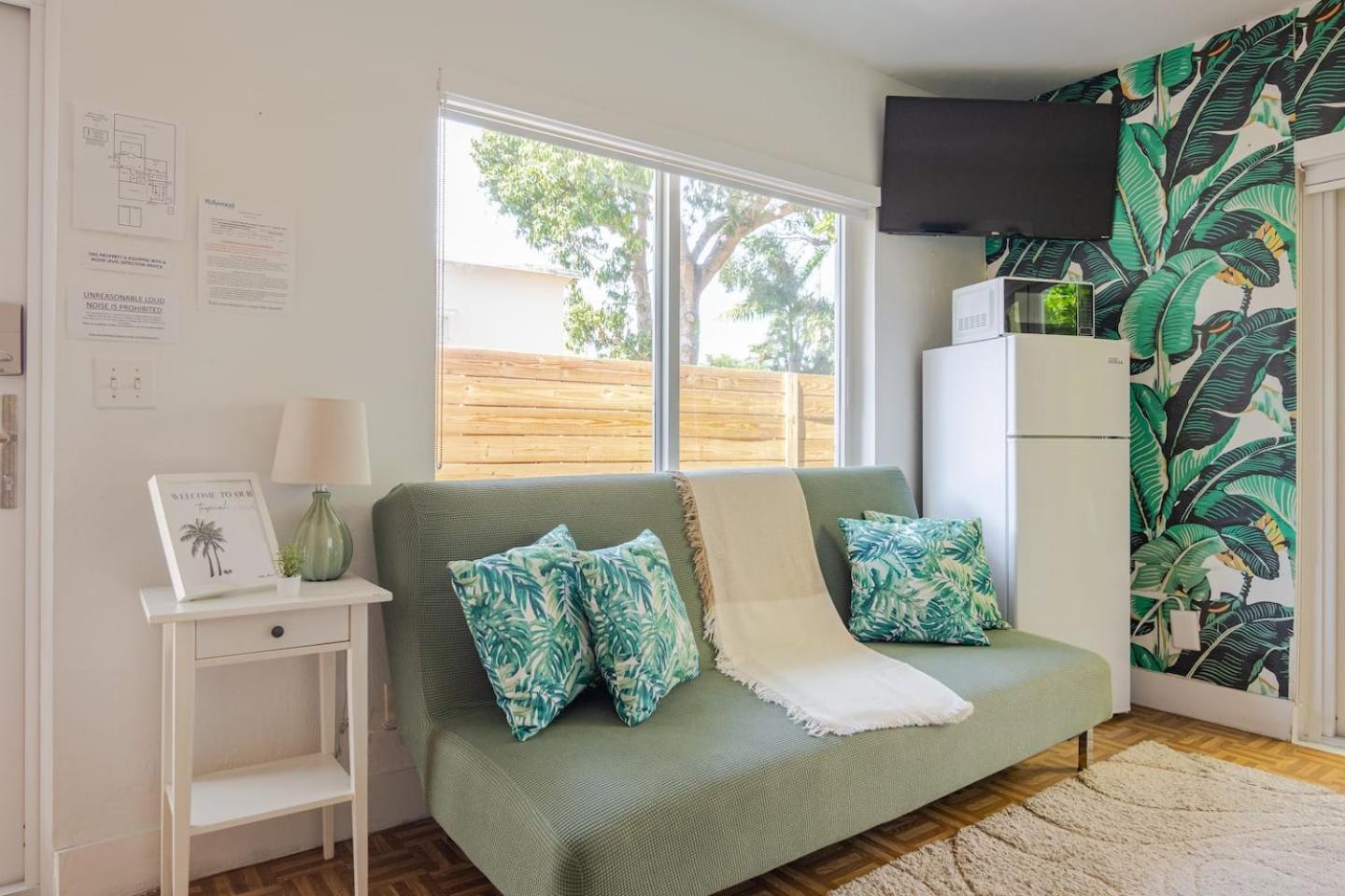 Private Studio Retreat Patio Near Beach