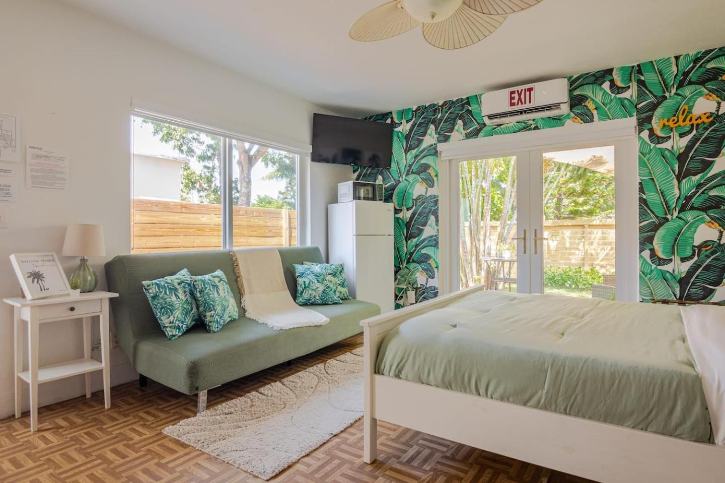 Private Studio Retreat Patio Near Beach