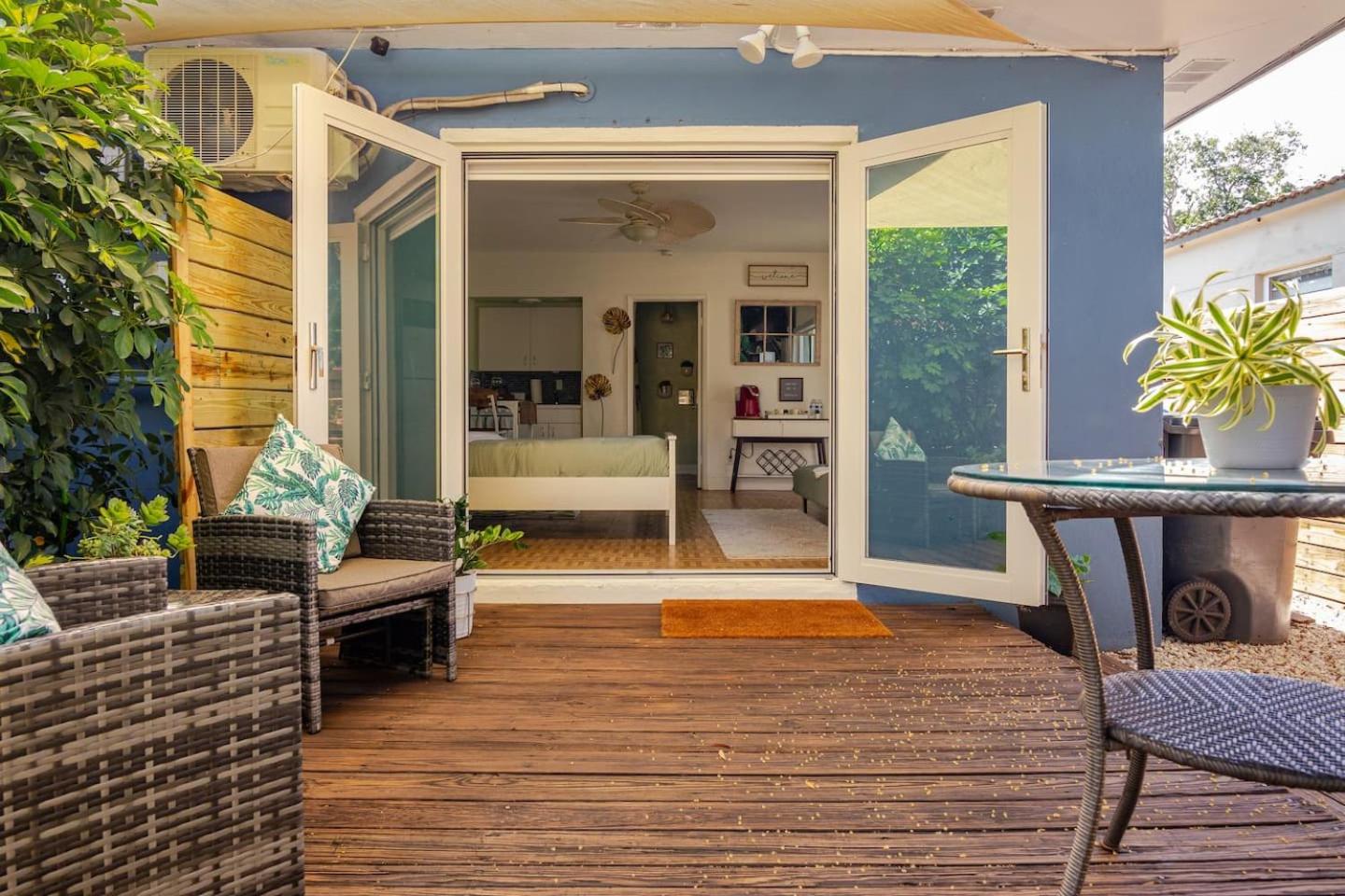Private Studio Retreat Patio Near Beach