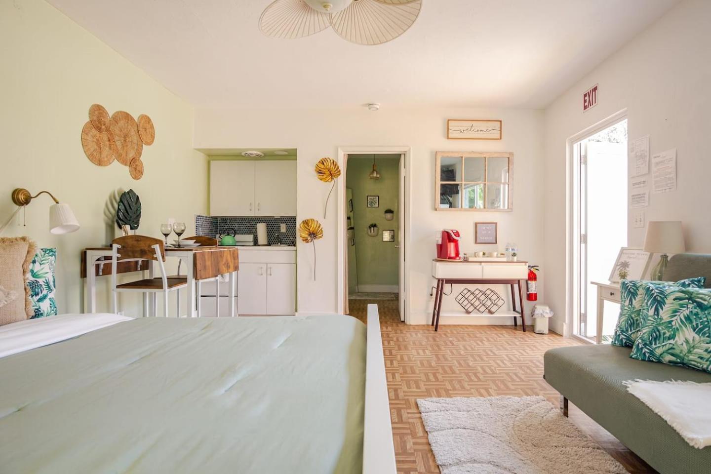 Private Studio Retreat Patio Near Beach