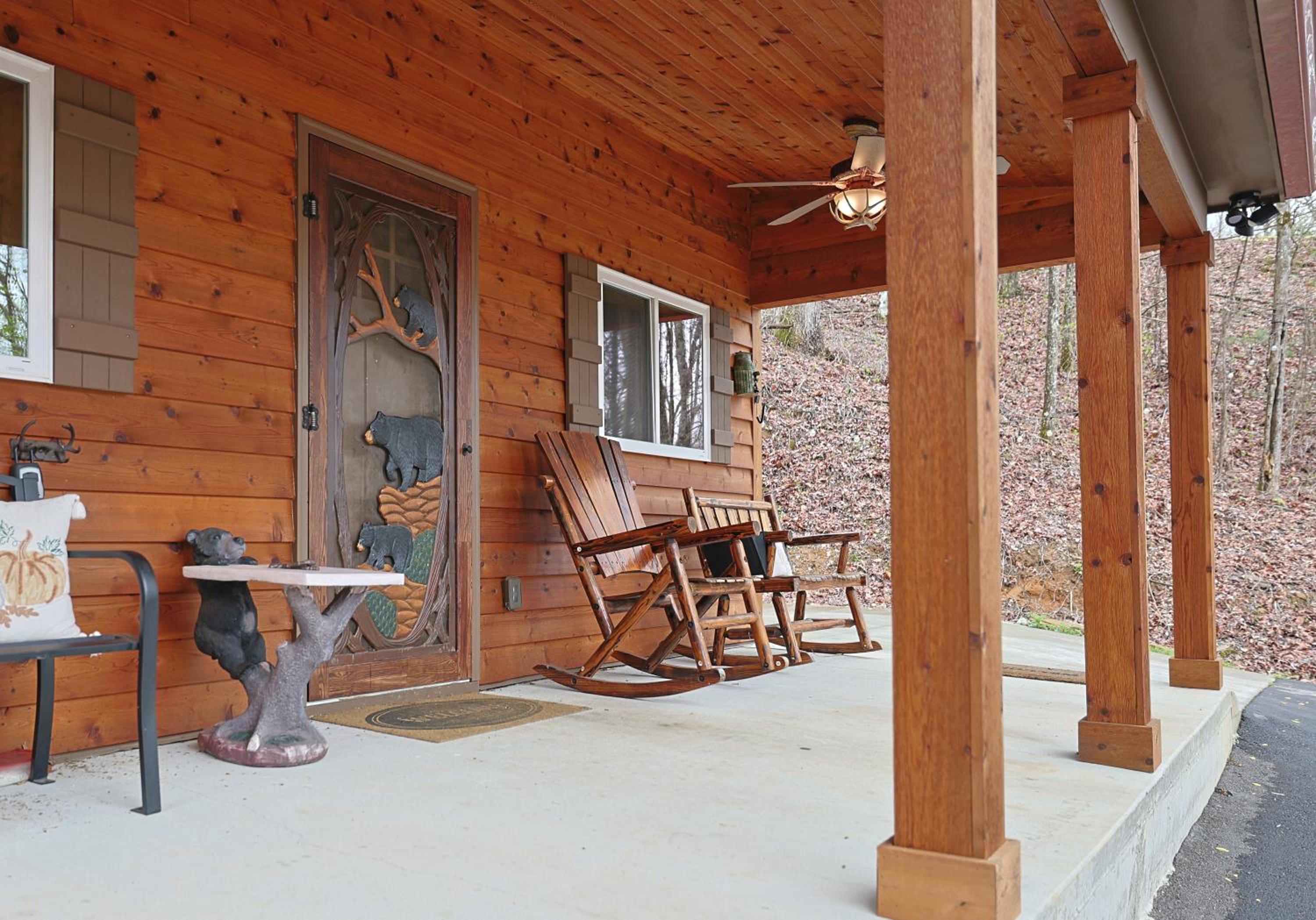 Hotel Couple Retreat Cabin-near Smoky Mountain Railroad-Hot Tub - Image 1